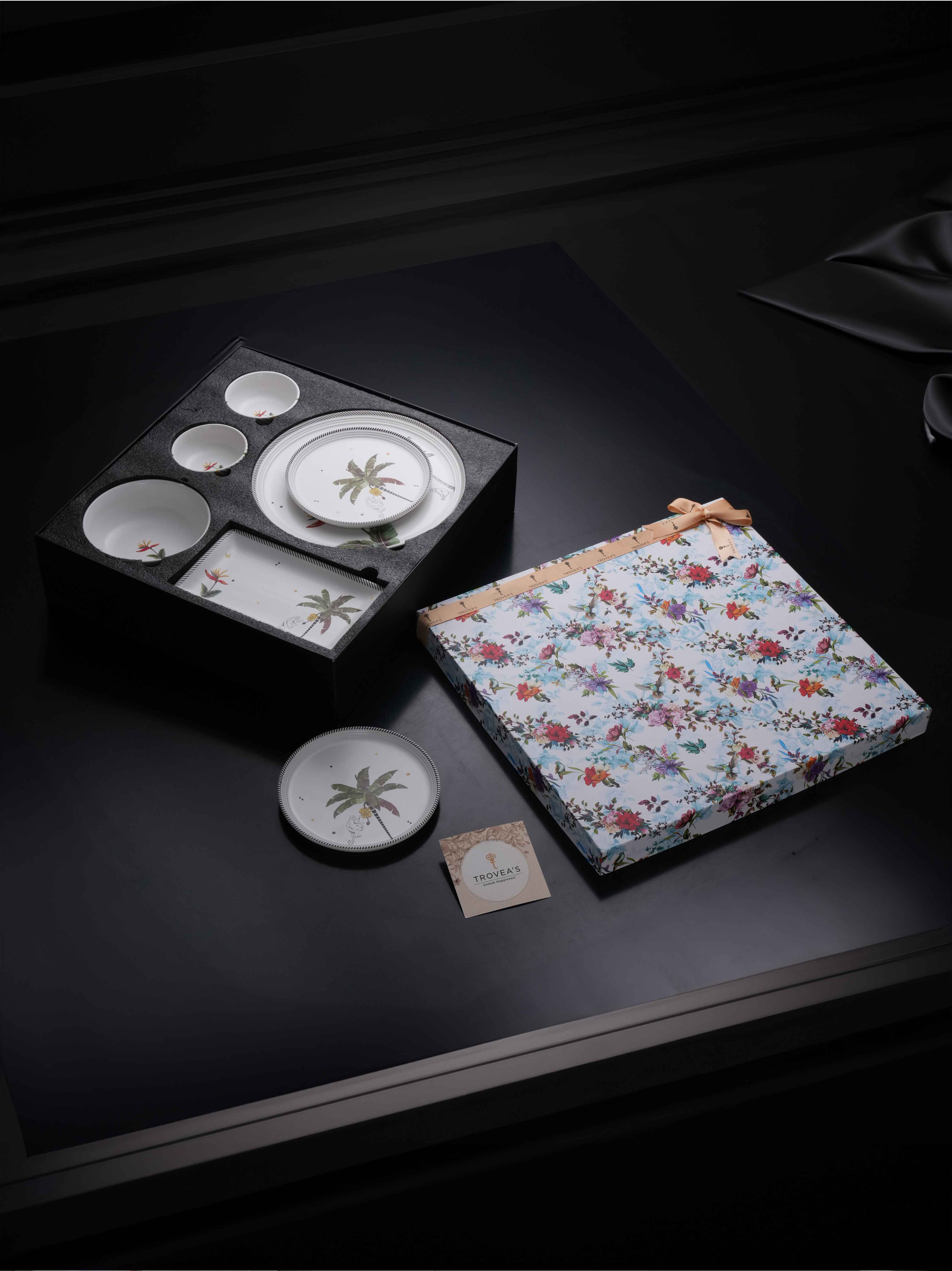 Tropical Mischief Porcelain Dinner Set (15 Pcs)